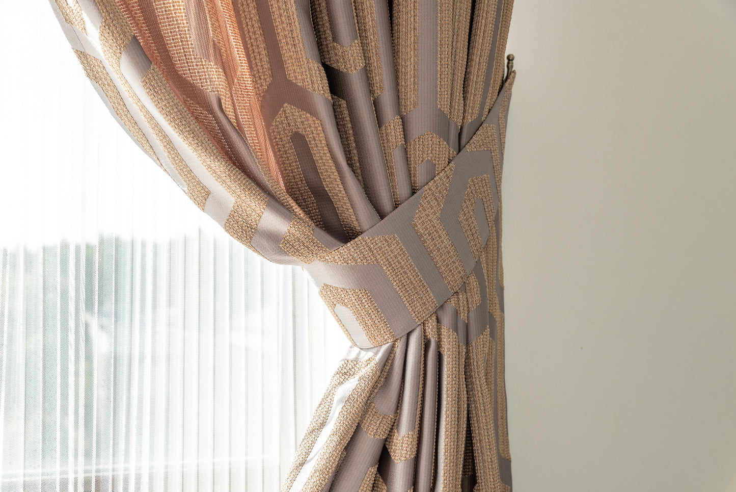 Lengvas naktinis audinys su geometriniais raštais LIZA