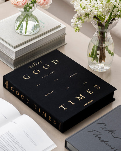 „Good Times dizaino fotoalbumas juodu viršeliu su auksinėmis detalėmis, kavos staliuko albumas“
