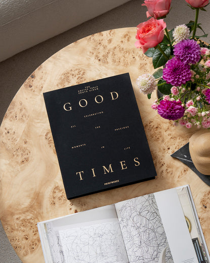 „Good Times kavos staliuko fotoalbumas kaip interjero akcentas svetainėje“
