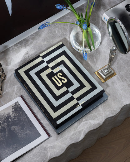 Minimalistinis It’s About Us fotoalbumas ant kavos staliuko, dekoratyvinė knyga namams
