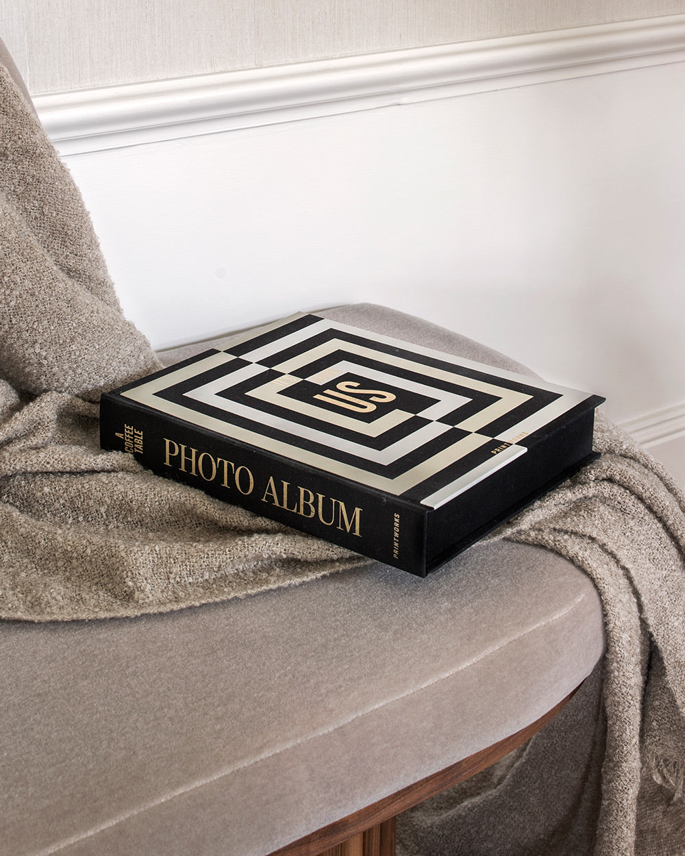 Prabangus dizaino fotoalbumas It’s About Us, skirtas porų ir šeimos nuotraukoms