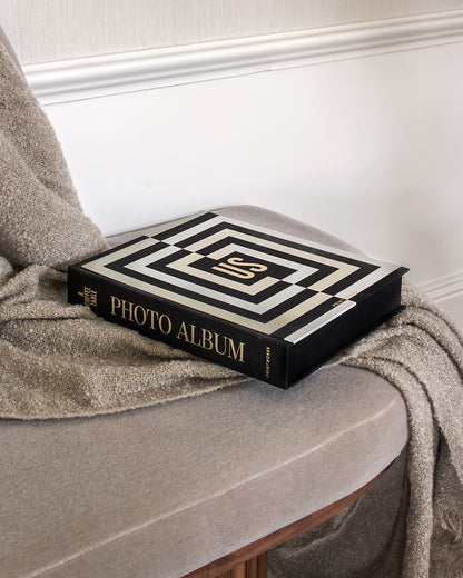 Prabangus dizaino fotoalbumas It’s About Us, skirtas porų ir šeimos nuotraukoms