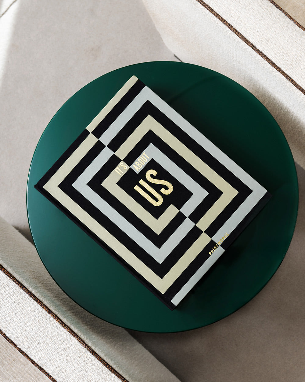 Modernus kavos staliuko fotoalbumas It’s About Us, dovanos idėja porai
