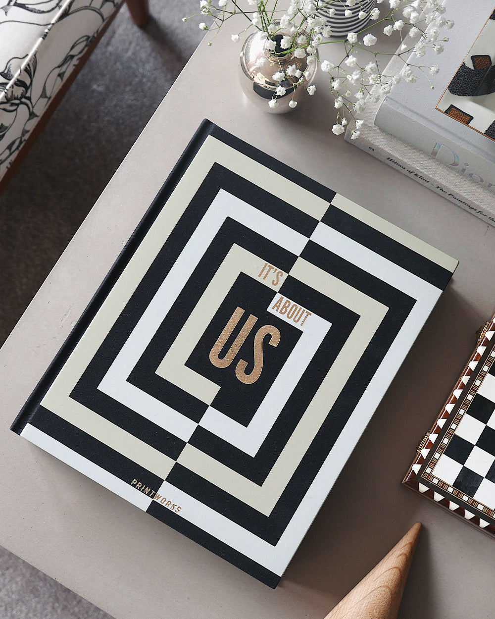 It’s About Us fotoalbumas kaip interjero detalė svetainėje