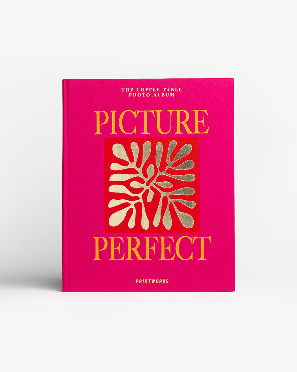 Picture Perfect dizaino fotoalbumas ant kavos staliuko, ryškus rožinis viršelis, moderni interjero detalė